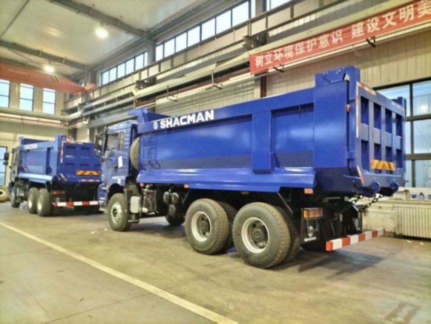 صندوق شاكمان للشحن تحت الماء شاحنة قمامة 6x4 H3000 380 EuroII Blue Tipper كابينة قياسية 12.00R20 إطارات