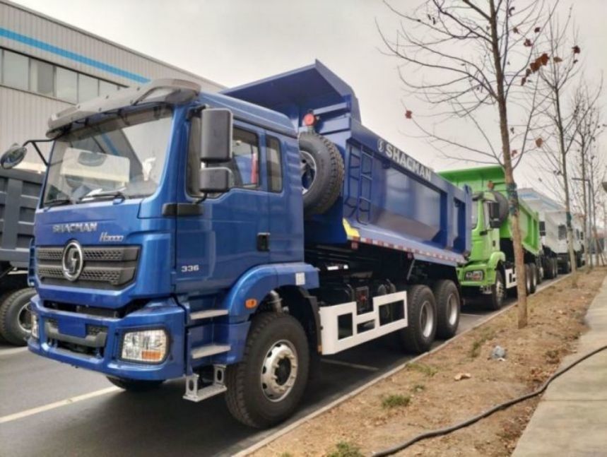 صندوق شاكمان للشحن تحت الماء شاحنة قمامة 6x4 H3000 380 EuroII Blue Tipper كابينة قياسية 12.00R20 إطارات
