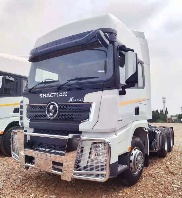 شاحنة جرار SHACMAN X3000 6x4 EuroV بقوة 480 حصان، بيضاء اللون، مع كابينة بسقف مرتفع ممتد وخزان وقود سعة 400 لتر