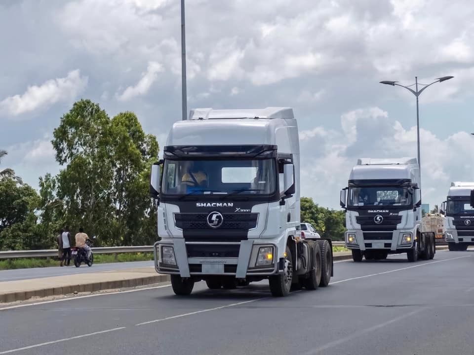 شاكمان X3000 6X4 رأس الجرار 420HP 450HP شاحنة جرار واحد مزدوج النوم محرك اليمين لتنزانيا