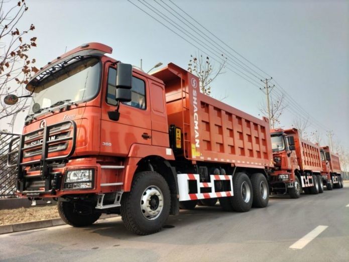نظام التخفيف من تصادم شاحنة النفايات الثقيلة الحمراء النيون 25T سعة 6x6 6x4 8x4 نوع القيادة 12 عجلات 1800 3200 1350mm Whe