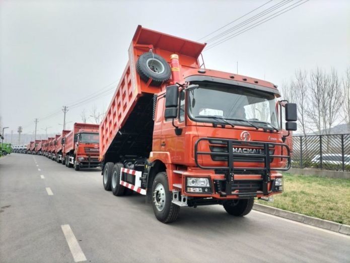 نظام التخفيف من تصادم شاحنة النفايات الثقيلة الحمراء النيون 25T سعة 6x6 6x4 8x4 نوع القيادة 12 عجلات 1800 3200 1350mm Whe