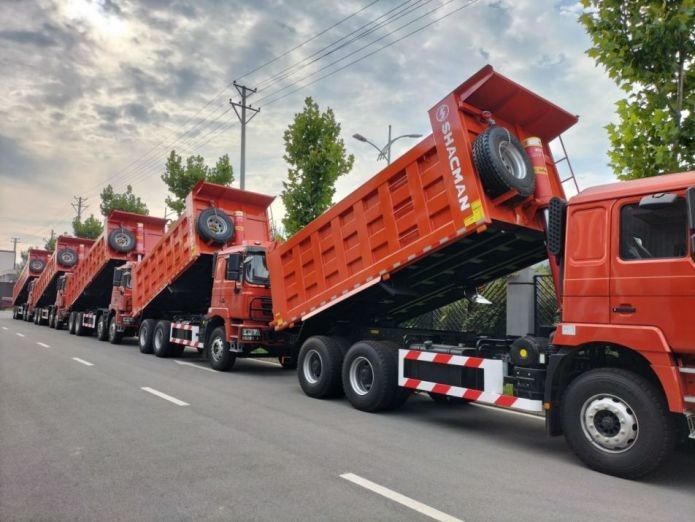 نظام التخفيف من تصادم شاحنة النفايات الثقيلة الحمراء النيون 25T سعة 6x6 6x4 8x4 نوع القيادة 12 عجلات 1800 3200 1350mm Whe